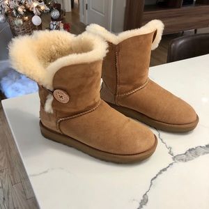 UGG Bailey Button II Short Size 6 chestnut